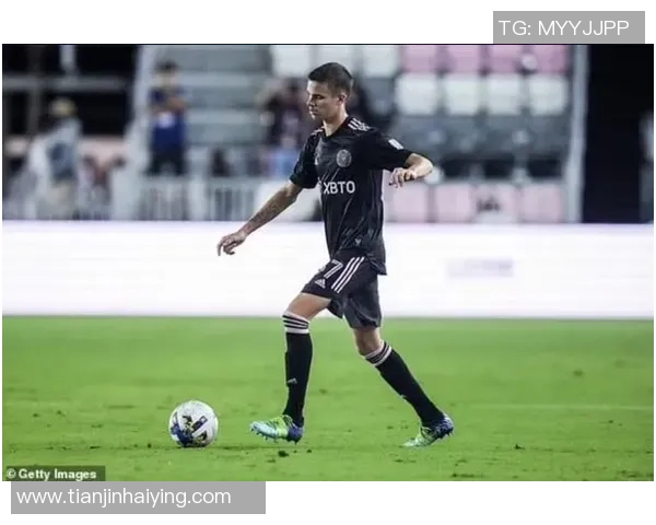 足球明星小贝的精彩瞬间与经典形象回顾,感受他的足球魅力与个人风采 足球明星小贝的精彩瞬间与经典形象回顾,感受他的足球魅力与个人风采